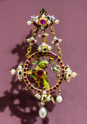 Pendant: parrot in a circle, 1850 (enamelled gold, rubies, diamonds, pearls)