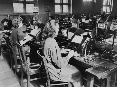 Women in the Hamburg telegraph office, 1949 (photo)