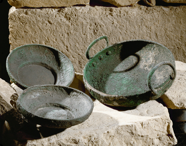 Bowls and bowl with handles attached with rivets (bronze)