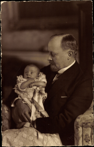 Ak Fürst Leopold IV. zur Lippe mit Toddler im Arm (b/w photo)
