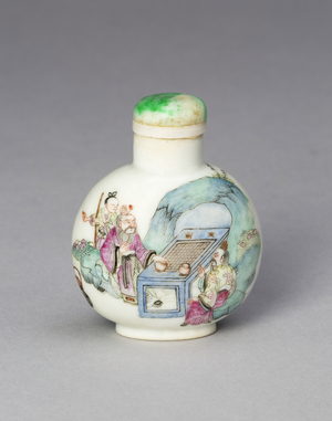 Snuff Bottle with a Boy, Gentleman, Buffalo, and Two Figures Playing Weiqi, Daoguang reign mark, 1820-50 (porcelain painted in overglaze enamels)
