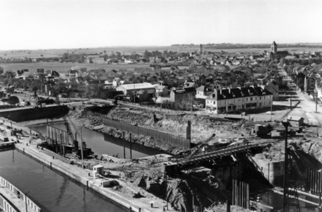 The port of Caen here in the foreground the lock next to the lock under construction and at the bottom the station of Ouistreham on the territory where the front port of Caen is located on October 22, 1959