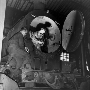 Railroad repairshop at Halkapinar, Izmir, Turkey ..., 1951 (photo)