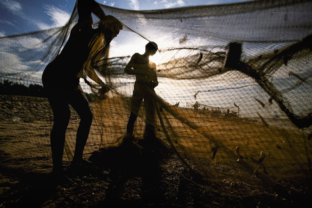Last stages of net-cleaning. Nothing is wasted. Kerala, India, 2001 (photo)