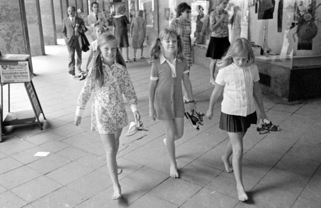 Participants of the "Pippi Longstocking" competition on a tour of Munich, 1970 (b/w photo)