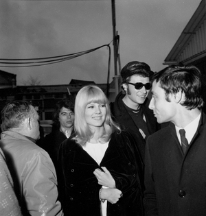 Sylvie Vartan and Johnny Hallyday outside a TV set for a New Year's Eve broadcast on 27 December 1966 (photo)