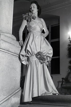 On the occasion of the Vienna fashion week in the house of fashion "Palais Lobkowitz", a model is presenting a new combination, Germany 1940s (b/w photo)