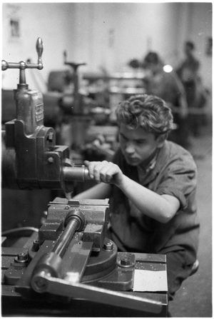 Life in post- war Vienna: Workers in a factory ..., 1954 (photo)