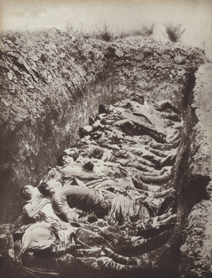 Mass grave of soldiers killed in the First World War (b/w photo)