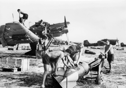 WW2 - Luftwaffe - ground crew maintains and arms Stuka 1940 (photo)