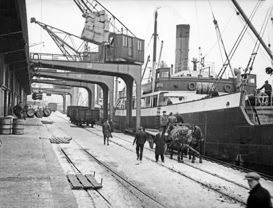Cargo quay near the Grüne Brücke bridge a t the harbor of Koenigsberg, East Prussia 1930s (b/w photo)