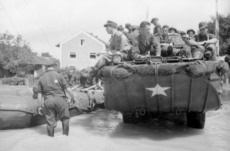 Deployment of an amphibious vehicle in Passau, 1954 (b/w photo)