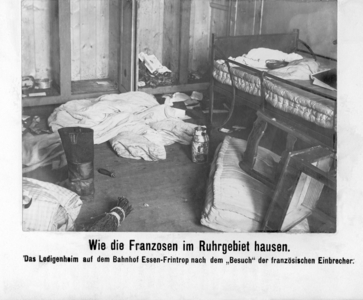 Destroyed "Ledigenheim" (home for unmarried miners) at the station Essen-Frintrop, 1923