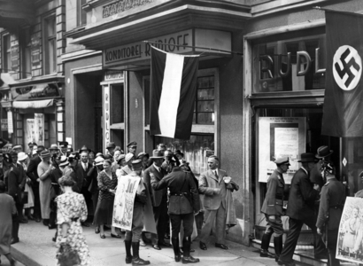 Polling station in Berlin-Mitte on the referendum on the Head of State of the German Reich, 1934 (b/w photo)