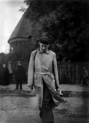 A photogrpher with camera (glass plate), Paris, c. 1945 (photo)