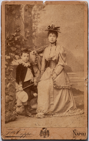 Ritratto di una giovane donna dell'alta borghesia con il figlio, Naples, Italy, 1853-90 (photo)