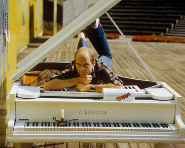 Singer Beppo Küster (GDR) lies in a Bechstein grand piano,..., 1984 (photo)