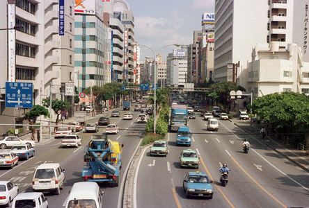 Multi-lane road in Naha, 1999 (photo)