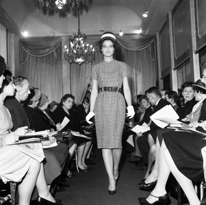Virginie fashion show with Florence Sellier as spring-summer model Paris 1959 (photo)