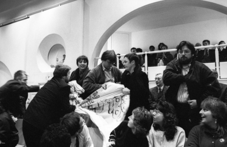 Folders snatch a banner from demonstrators during a special session of the German Bundestag..., 1991 (photo)