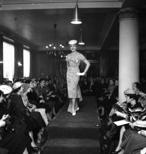 Oslo spring 1956: Great activity in Steen and Strøms Systue two days before the …, 1956 (photo)