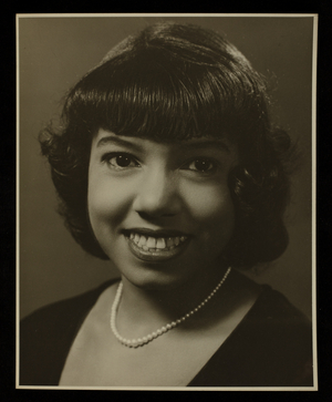 Portrait of Marguerite Cartwright wearing a pearl necklace (photo)