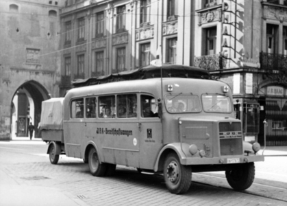 II. WK, standby car of the DRK, 1943 (photo)