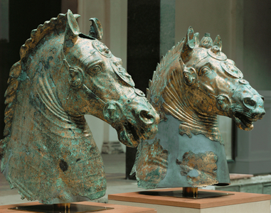 Two horses' heads, bronze, gilded (bronze)