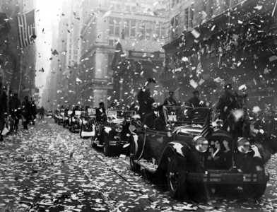 Confetti parade for the crew members of LZ 127 'Graf Zeppelin' in New York, 1928 (b/w photo)