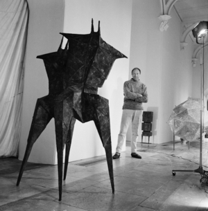 the English artist Lynn Chadwick, 1963 (b/w photo)