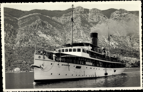 Photo Steamer Kumanovo on the coast, Mountains