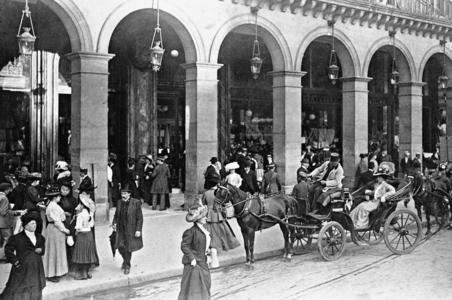 Street scene in Paris, 1907 (b/w photo)