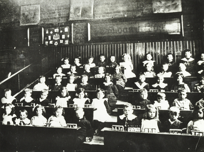 Copy of old gallery class, 1900 (b/w photo)