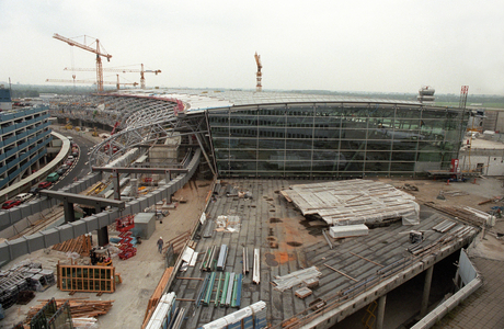 Construction site at Düsseldorf airport..., 2000 (photo)