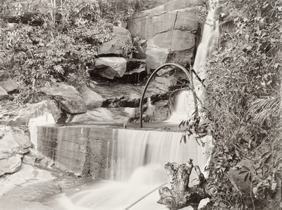 [Cline] Town Water Supply, Sierra Leone (b/w photo) [1999/221/1/34/24]