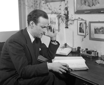 Oslo 19470347. Actor Frank Robert reads and smokes cigarette …, 1947 (photo)