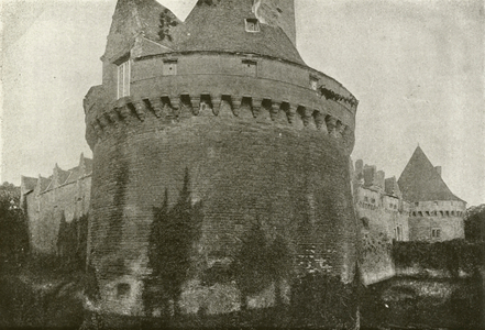 Pontivy, Chateau (b/w photo)