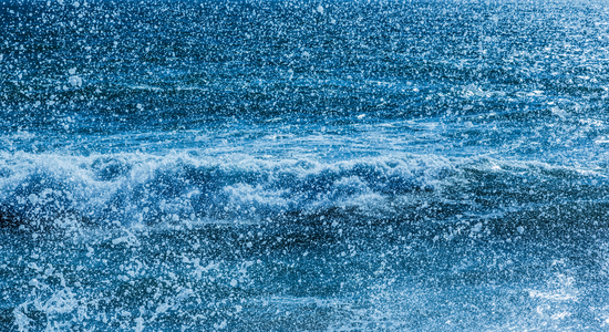 waves and sea spray (photo)