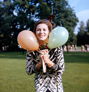 TV announcer of the Second German Television Bianca Zappe ballooning for Aktion Sorgenkind and Mickey Mouse, Germany 1981