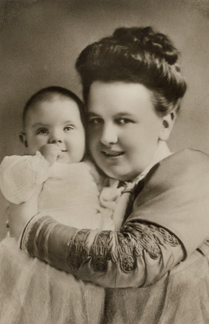 Wilhelmina (1880-1962), Queen of the Netherlands 1890--1948, with Daughter, Princess Juliana, Portrait, 1909 (b/w photo)