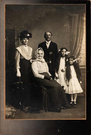 Family of Eastern Europe, Czech Republic, 1914 (photo)