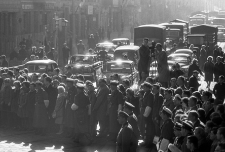 16 10 1962 Berlin GDR spectators and television team wait for Polish …, 1962 (photo)