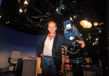 Oslo 19881108 Journalist and program manager at NRK Petter Nome in Dagsrevyen's studio. Leaning  …, 1988 (photo)