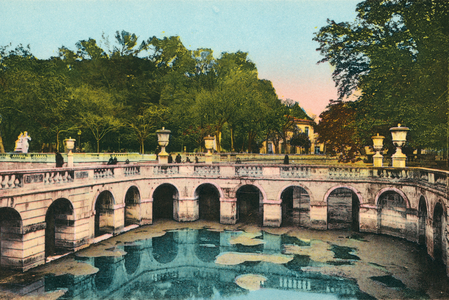 Nimes, Gard, Jardin de la Fontaine, Bassin diviseur (colour photo)