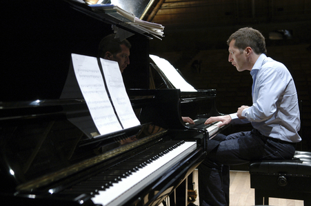 Ades, Thomas playing the piano at Aldeburgh Festival 2004