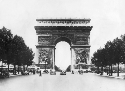 Arc de Triomphe in Paris, 1936 (b/w photo)