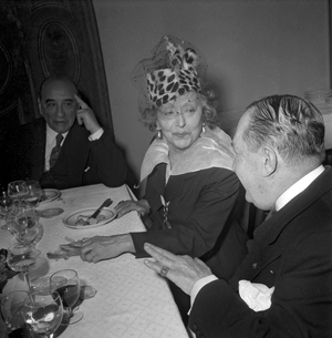 Prize giving ("Prix de la chronique parisienne"), Paris, November 18, 1949 : Cecile Sorel and Souza Dantos (b/w photo)