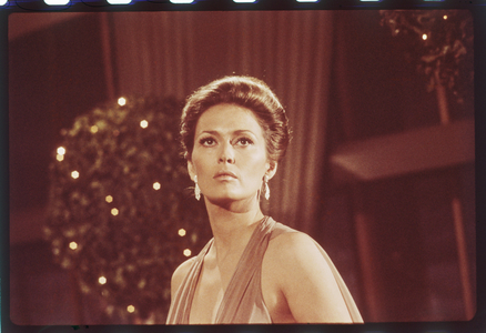 Faye Dunaway on the set of 'The Towering Inferno', 1974 (photo)