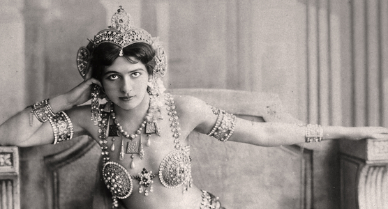 Mata Hari wearing a jeweled bikini .  c.1910 (photo)