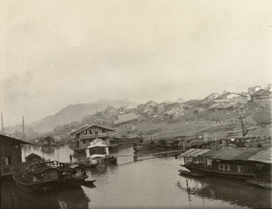 Houseboats at Wuchow, c.1906 (b/w photo) [1998/028/1/1/107]